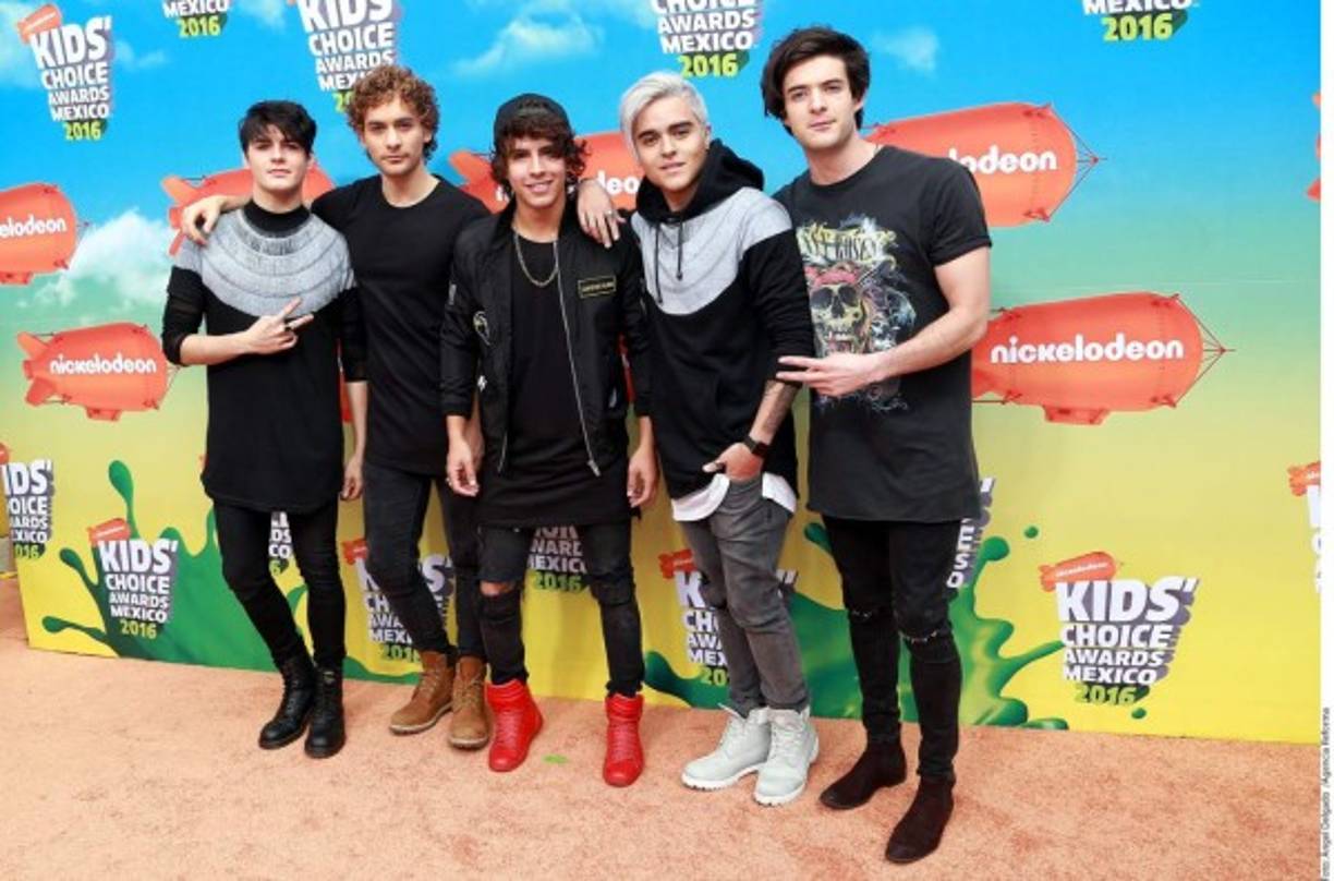 El grupo Urband5 estuvo presente durante la alfombra naranja de los Kids' Choice Awards México 2016, en el lobby del Auditorio Nacional.<br/>