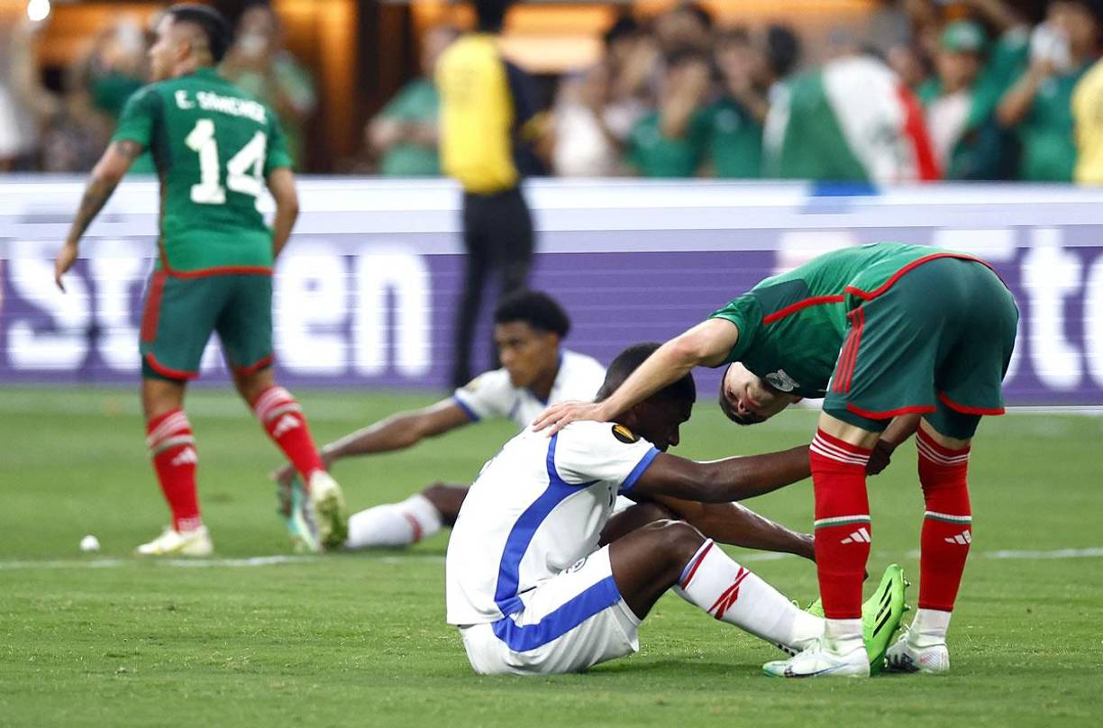 Los mexicanos tuvieron un buen gesto y consolaron a los panameños tras el final del partido.