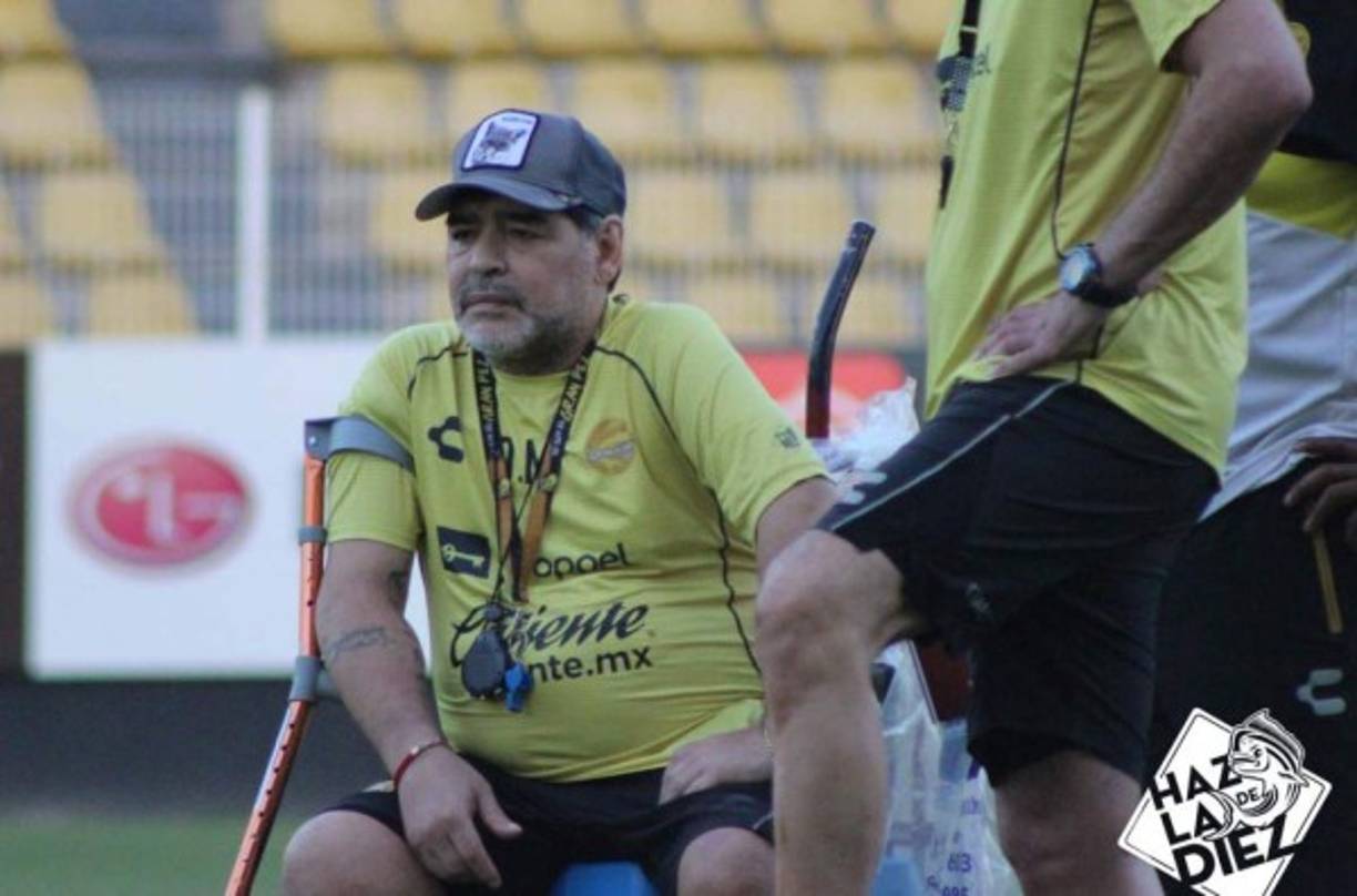 No todo es color de rosa, Diego Maradona ha tenido problemas para caminar y el médico que lo trató señaló que el argentino padece artrosis y necesita ser operado para colocarle prótesis en las rodillas.<br/>