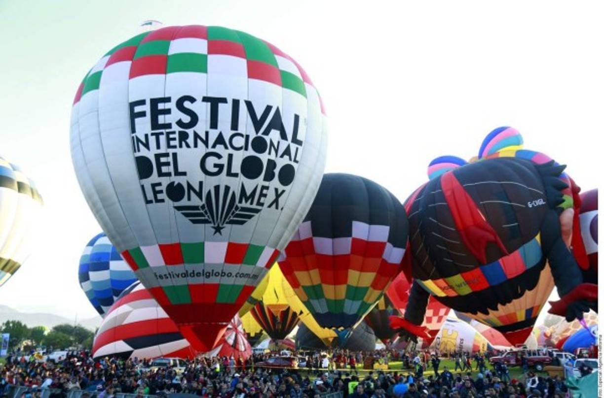 Centenares de personas llegan a León, Guanajuato, a presenciar el singular espectáculo.