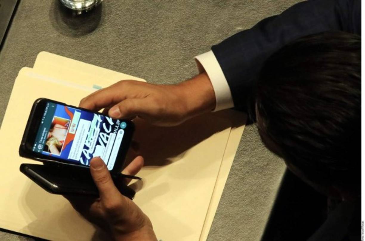 Su imagen salió a la luz pública, después de que una de sus sexys fotos fuera el tema principal de la conversación de un senador mexicano en un grupo de WhatsApp en plena sesión del Senado.