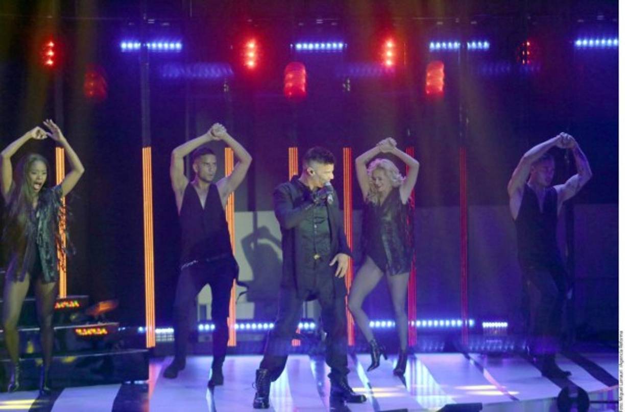 Y al ritmo de 'Vente Pa'ca', desfilaron alrededor de veinte modelos en la pista montada en el Frontón México.<br/><br/>'¿Seguimos?, ¿seguimos?', preguntó el boricua al público que lo había esperado durante más de 40 minutos, tiempo que tardaron en montar el entarimado para el cantante.