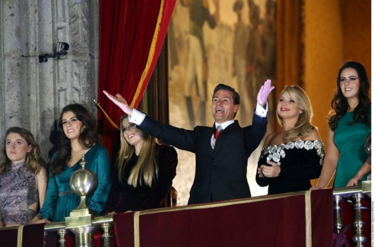 Sofía Castro lució un vestido blanco con cuello halter mientras que su hermana menor, Fernanda optó por un vestido Lila y Regina uno negro al igual que su madre. Las Peña, Paulina y Nicole apostaron ambas por tonalidades verdes con cortes distintos.