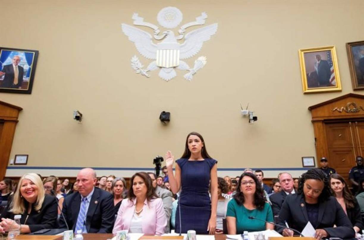 AOC fue la primera en responder a los ataques del mandatario desde su cuenta de Twitter, donde la ex mesera acumula casi cinco millones de seguidores. <br/><br/>'Estás enojado porque no puedes concebir un Estados Unidos que nos incluya'.