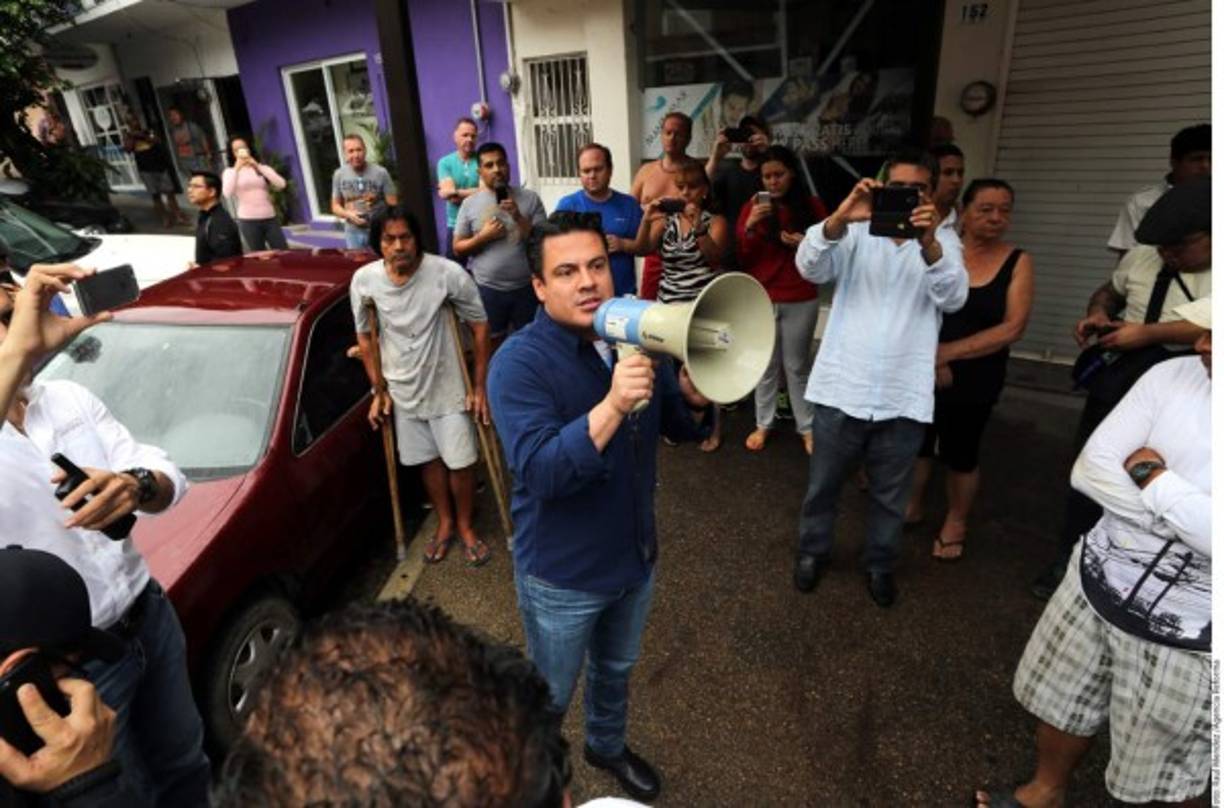 Las autoridades hacen lo posible para informar a la población sobre los efectos del huracán Patricia.