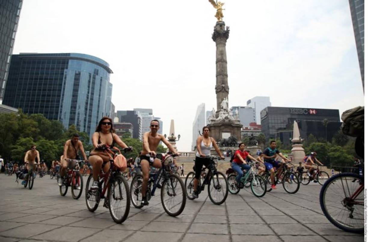 Se recomienda la desnudez total o parcial, pero no obligatoria. No hay un mandato para cubrir las partes íntimas; esta es una característica distintiva del WNBR frente a otros eventos de ciclismo.<br/><br/>