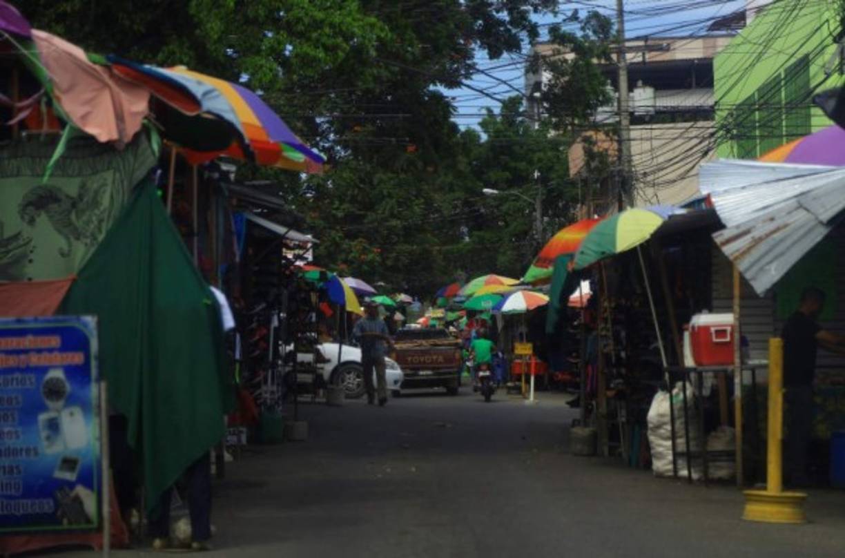 LA PRENSA conoció que hay personas que venden los espacios para que los vendedores pongan sus negocios, esto aun cuando las calles son públicas.