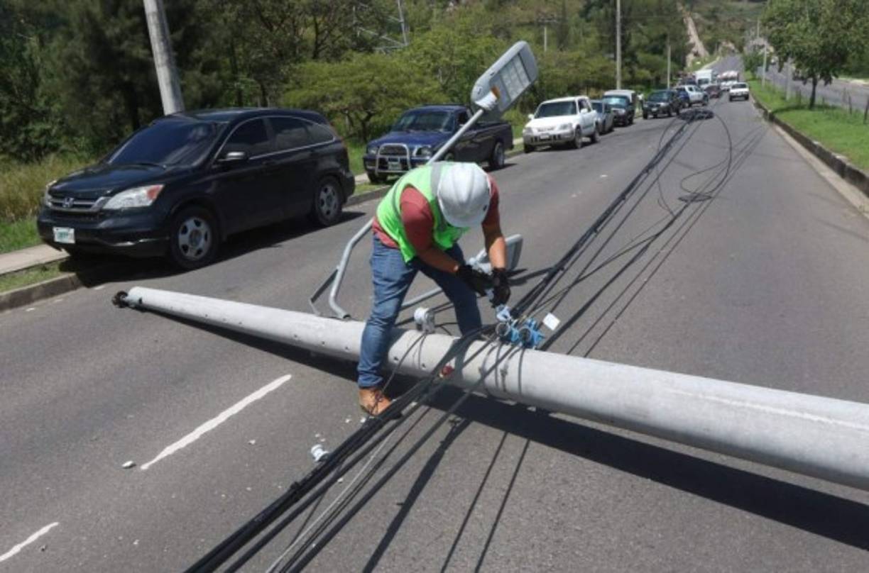 El poste cayó sobre la calle y bloqueó los dos carriles, por lo que los carros subieron a la acera para poder continuar su camino.