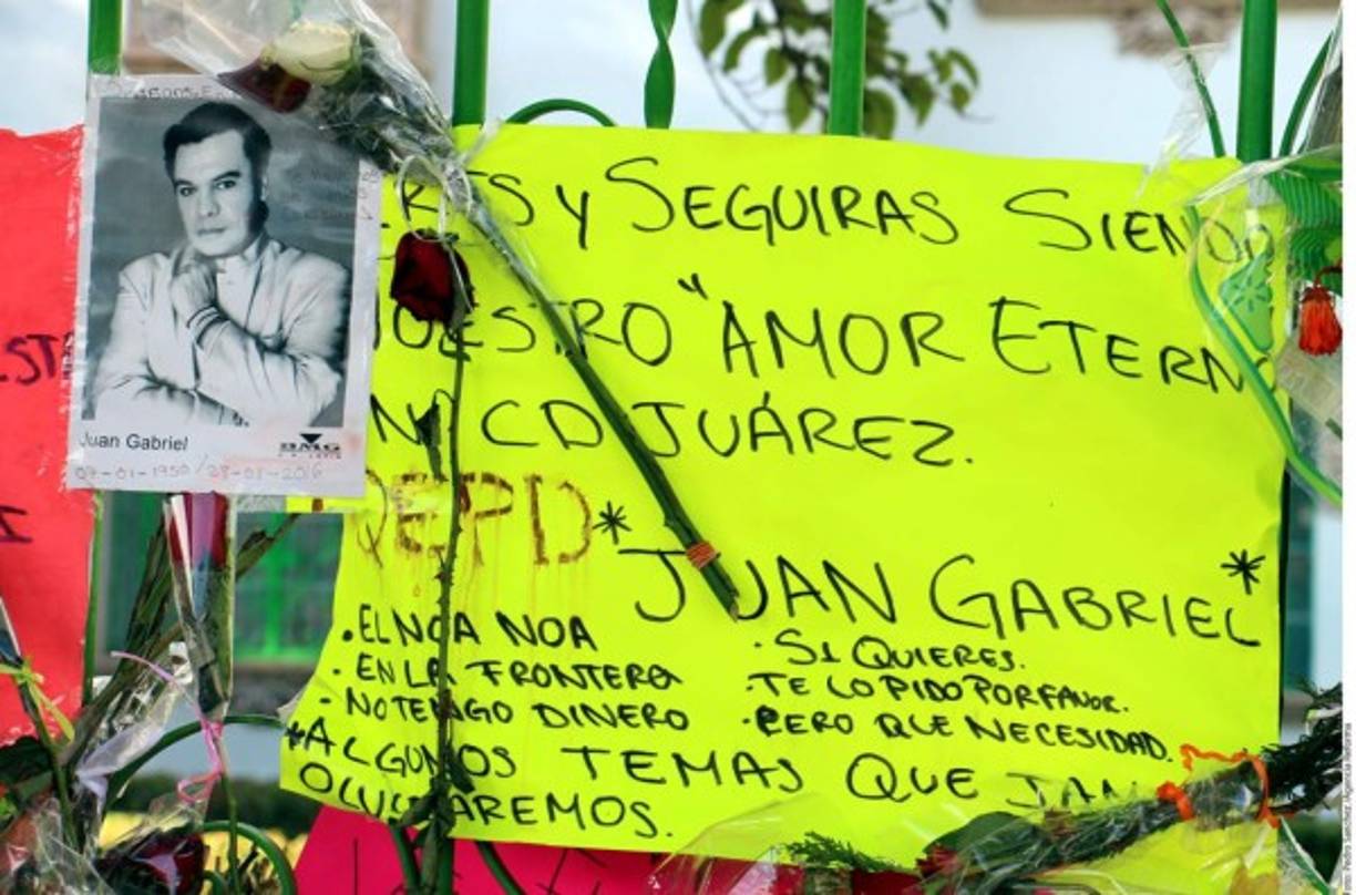 Miles de personas esperaron el paso de las cenizas de Juan Gabriel por las calles de Ciudad Juárez.