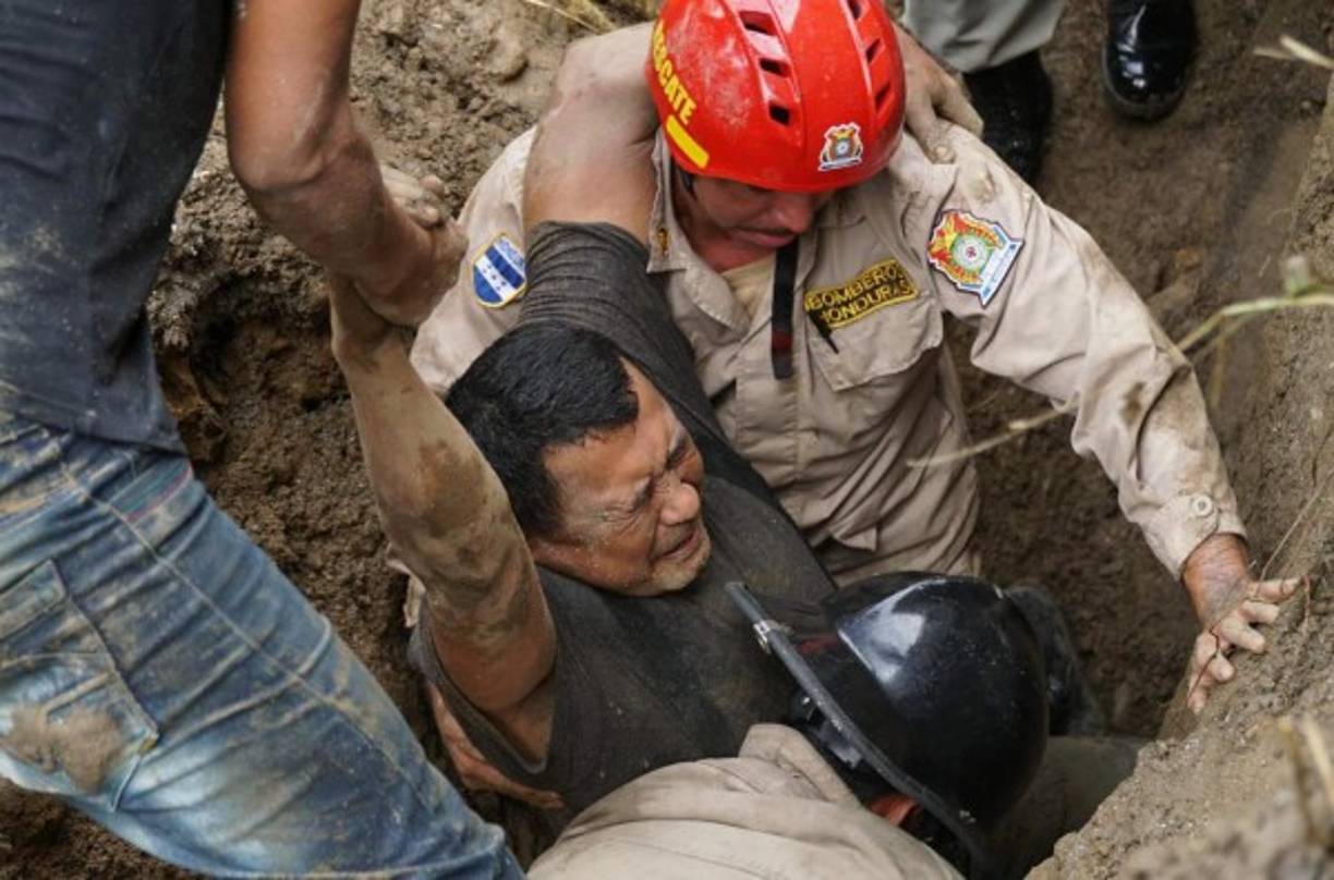 Dos hombres fueron soterrados por un alud de tierra esta mañana en San Pedro Sula.