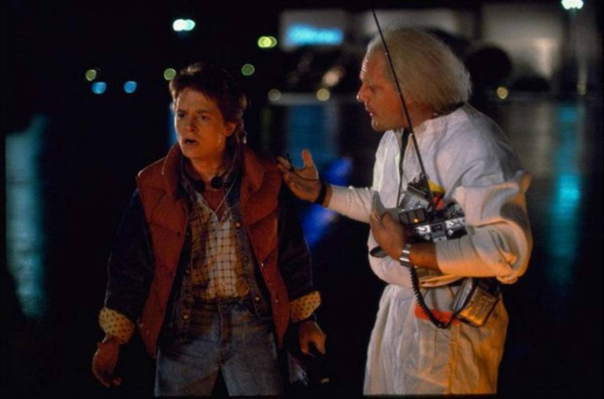 Volver al futuro. El Brown convierte un DeLorean en una máquina del tiempo que accidentalmente envía a su joven amigo, Marty McFly, 30 años en el pasado. Desde el 26 de marzo estará disponible.