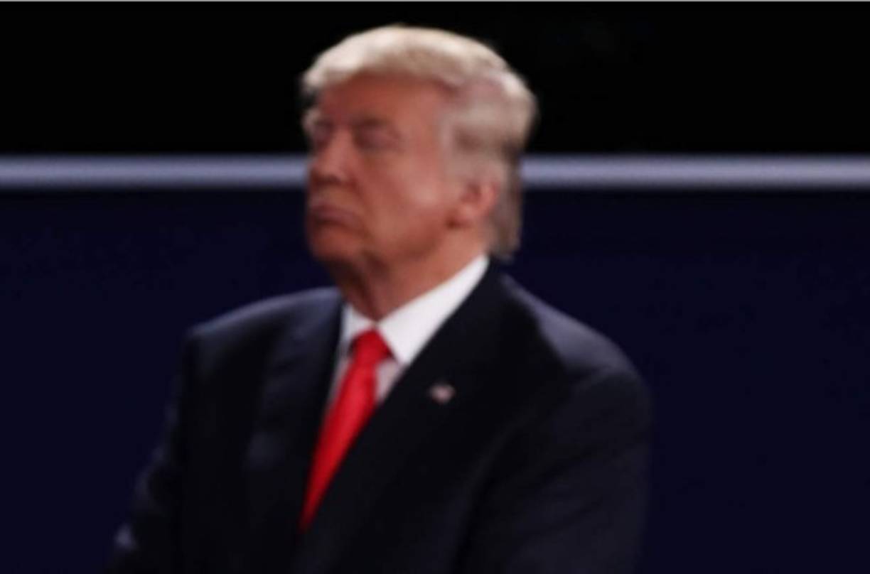 Aunque se mostró inquieto, cuando Hillary hablaba se hacía como que no la escuchaba.