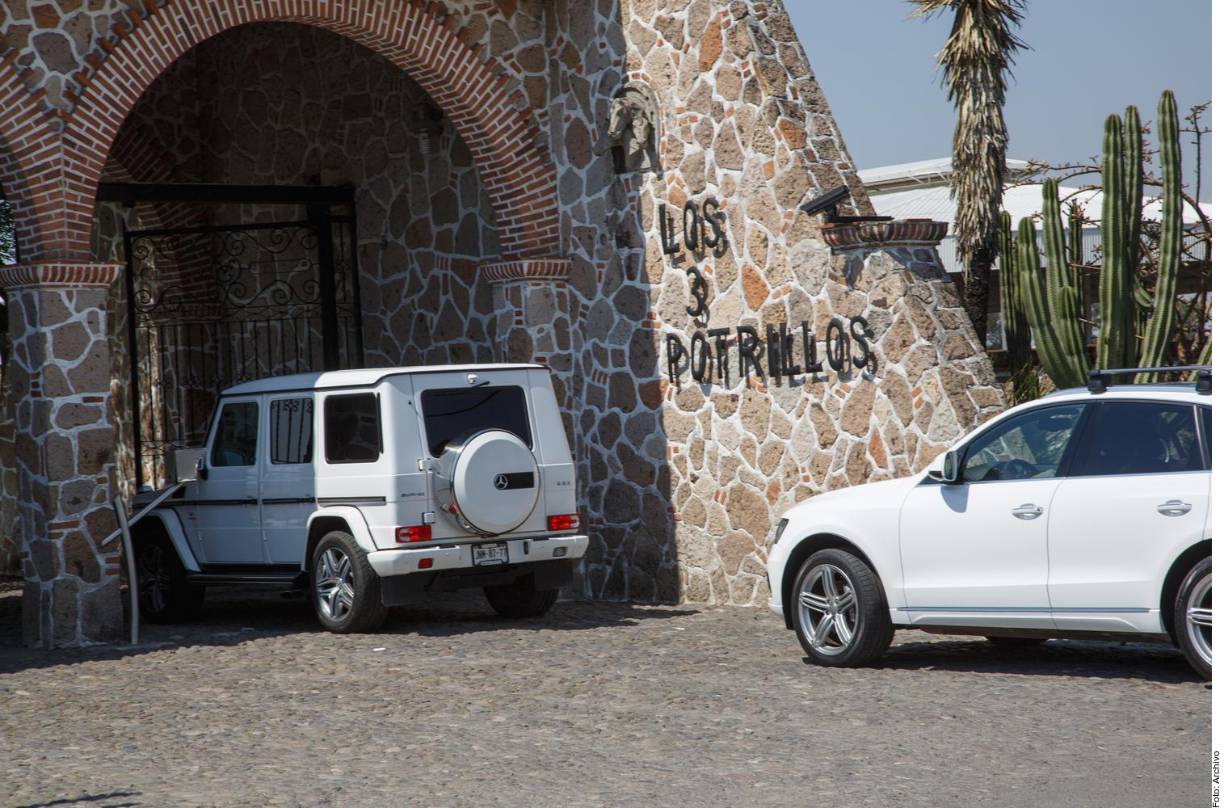 Ídolo de multitudes e ícono de la música popular mexicana, los restos de Fernández salieron esta mañana del hospital privado a bordo de una carroza fúnebre. Horas antes sus seguidores llegaron a las puertas del nosocomio para corear canciones como “Mujeres divinas”, “Volver, volver” y despedirse de la última gran figura popular de la canción ranchera.