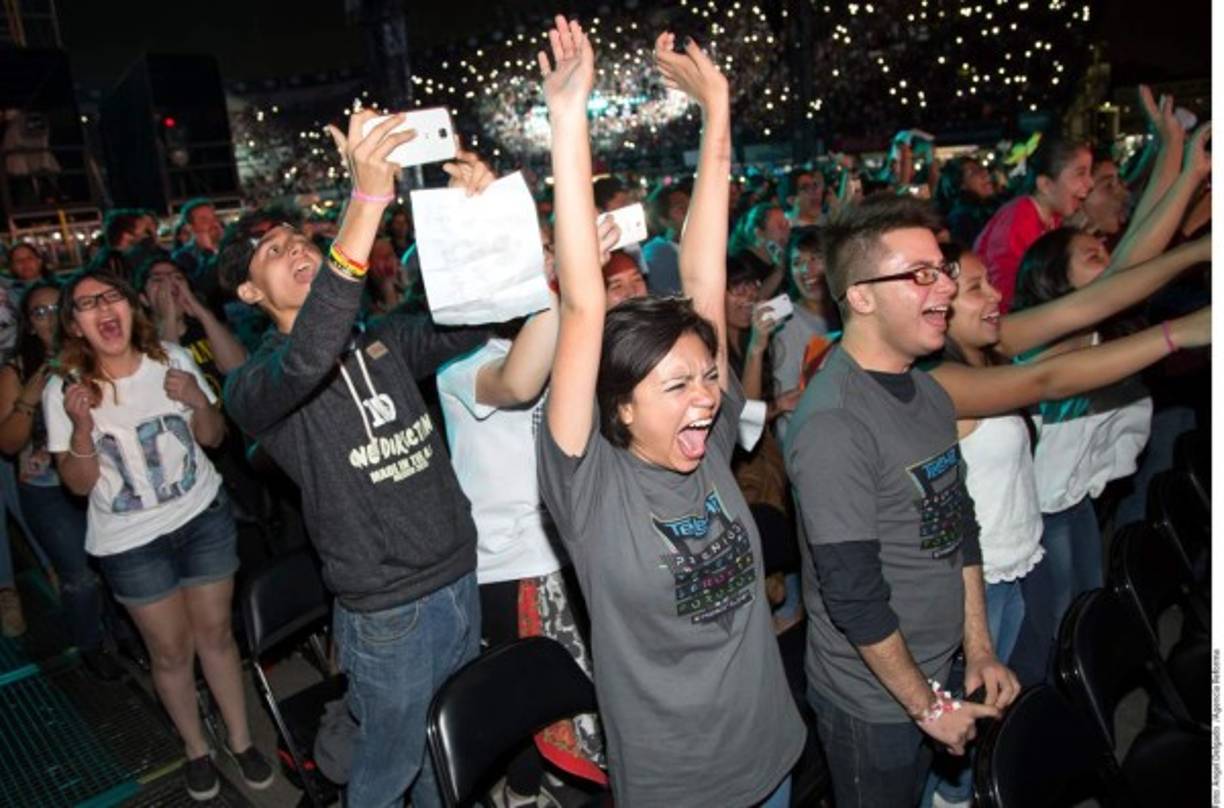 Durante las seis canciones que el grupo interpretó en vivo, entre las 21:15 y las 21:49 horas, sus seguidoras formaron un tapiz de emociones impredecibles.