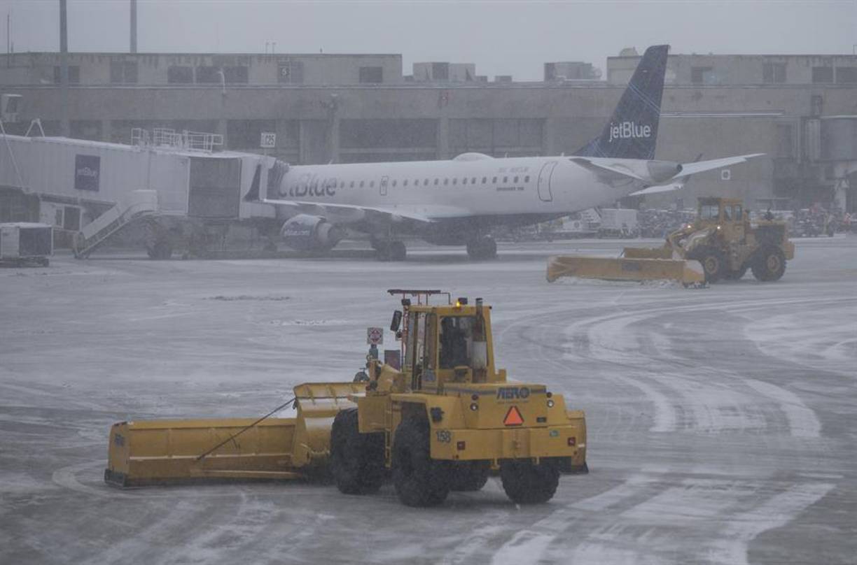 Más de 2,000 vuelos fueron suspendidos el martes por el temporal.