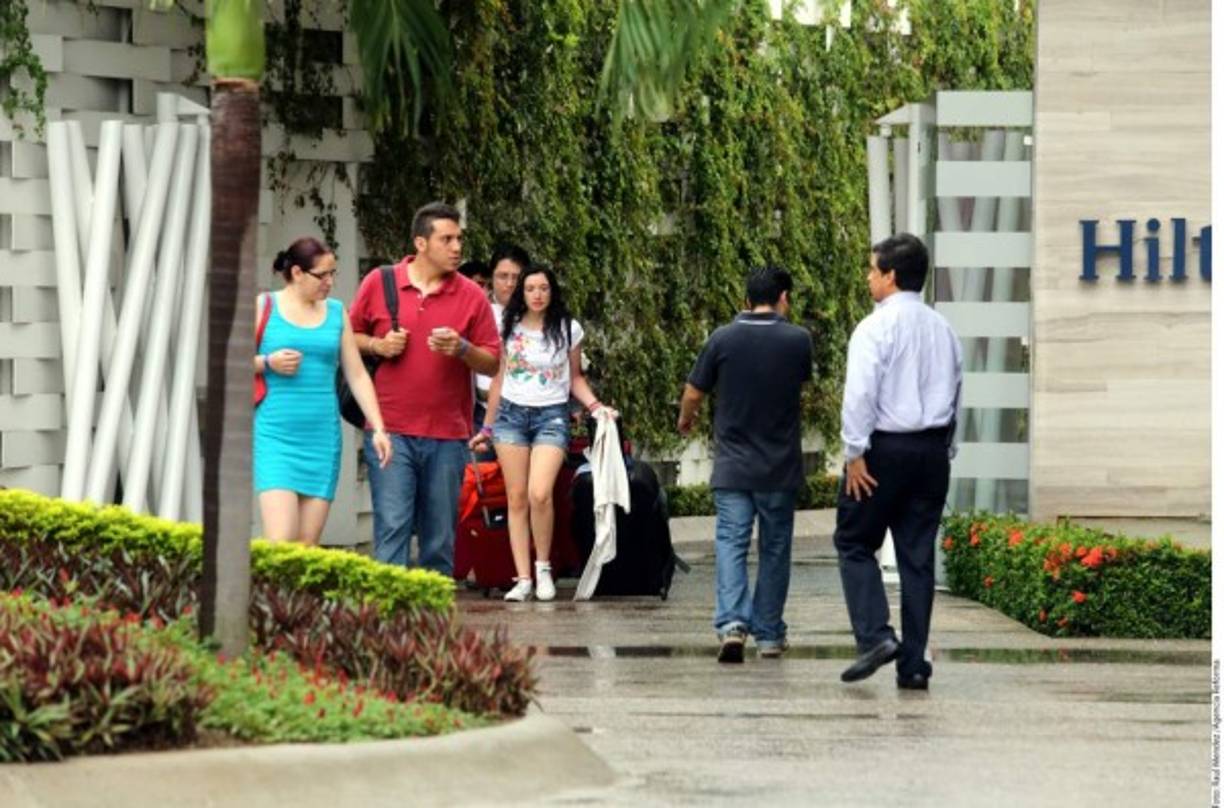 Más de 8 mil turistas han sido desalojados de hoteles y las fuerzas armadas esperan mejores condiciones climatológicas para efectuar un puente aéreo a Guadalajara, Morelia y la Ciudad de México.