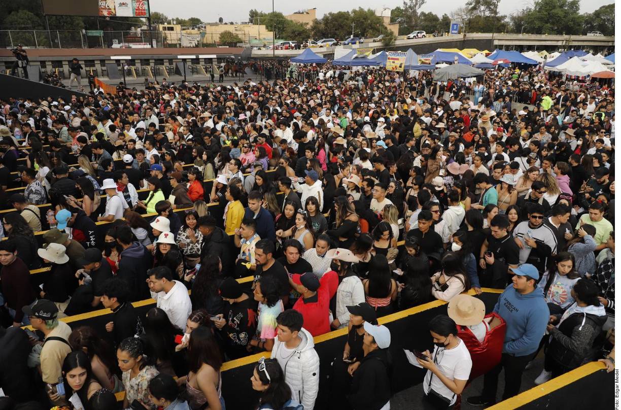A las 19:00 horas aproximadamente ya había unas 2 mil personas rechazadas en el acceso. A algunas les quitaron los boletos o sólo revisaron su código de barras. No había personal de Ticketmaster a la vista. Elementos de seguridad sólo enviaron a los quejosos hacia las taquillas.