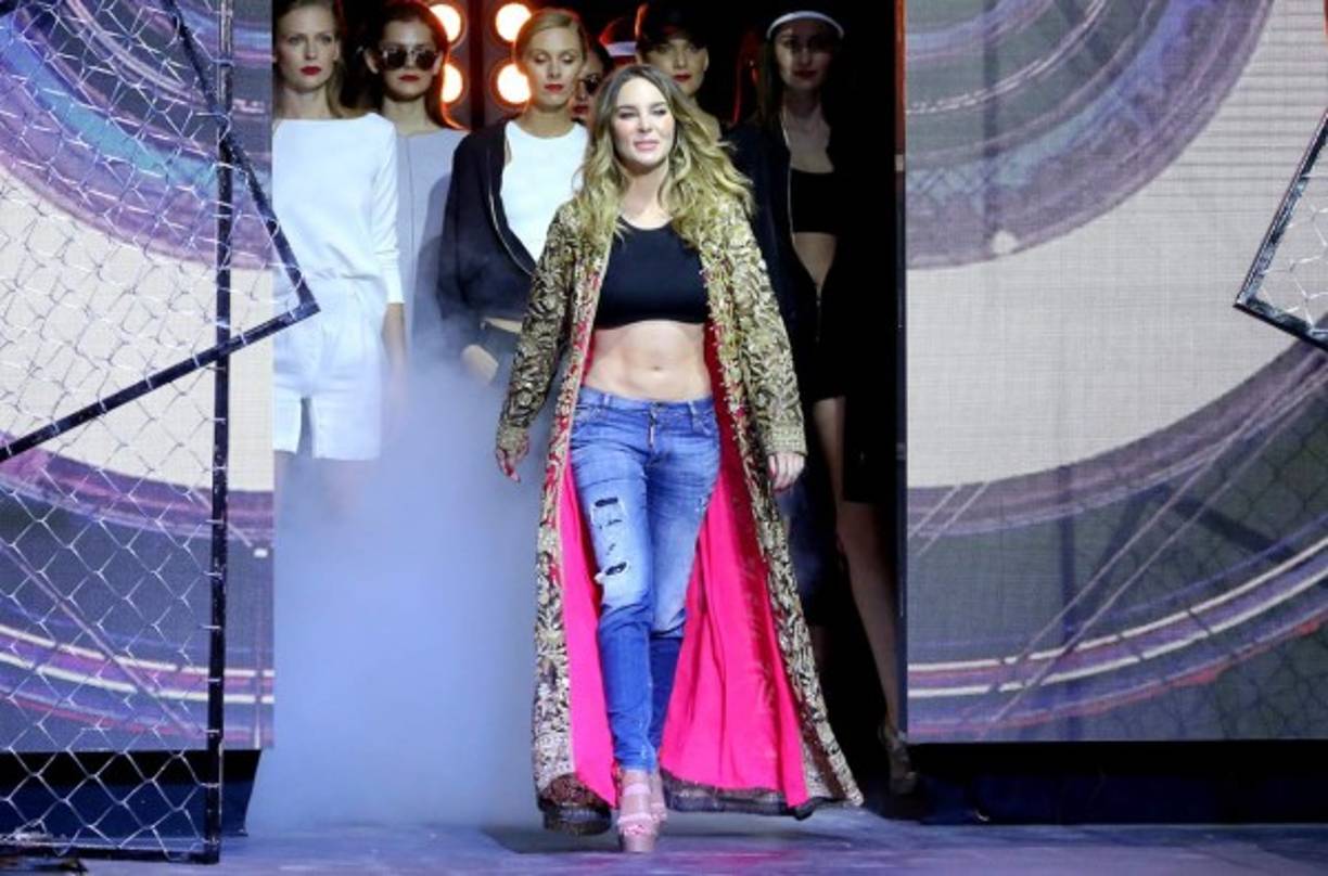 a cantante Belinda saludó a los presentes por menos de un minuto al presentar una colección de zapatos con su nombre, este miércoles.