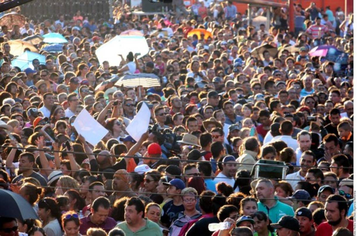 Juan Gabriel, el grande, ha causado una conmoción de acuerdo a su talla de estrella y anoche en Ciudad Juárez se vivió una gran emoción por el hombre que por 45 años enamoró con sus canciones, que fue muy criticado pero al mismo tiempo idolatrado.