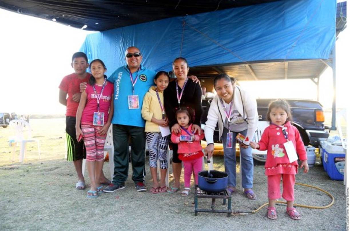 Personas han traído sus alimentos antes de la fiesta.