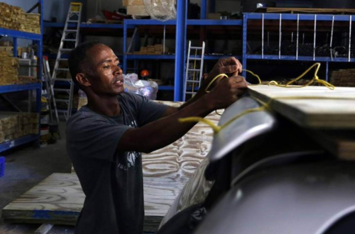 Un hombre compra tablones de madera para cubrir sus casas y locales en San Juan, Puerto Rico, como preparativos ante la llegada del huracán María, ahora de categoría 5. Algunos de los atractivos turísticos de Puerto Rico como el bosque de El Yunque, el Sitio histórico Nacional de San Juan o el Observatorio de Arecibo han suspendido su funcionamiento a partir de hoy debido al paso del huracán María que según las autoridades podría atravesar la isla de sureste a noroeste esta noche.