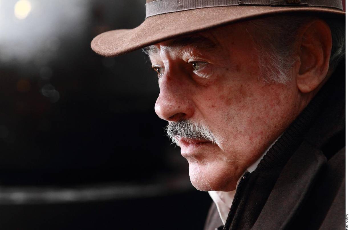 “Esa condición de la médula espinal le destruye los glóbulos rojos. Por eso está muy débil y más se le complica con la cirrosis, así como su edad. Con las transfusiones de sangre tiene años que se van programando. Ha bajado mucho de peso, es parte de la cirrosis, pues su hígado no puede metabolizar las proteínas, tiene que comer alimentos de fácil digestión. Básicamente la alimentación es lo elemental para sus cuidados”, explicó Margarita.