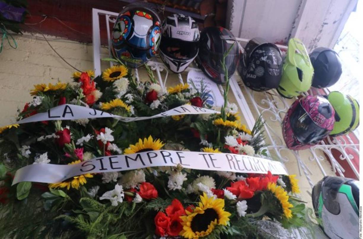 El cuerpo de la joven de 17 años arribó a un inmueble de la colonia Filiberto Ramos. Ahí ya la esperaban sus seres queridos y vecinos para darle el último adiós.