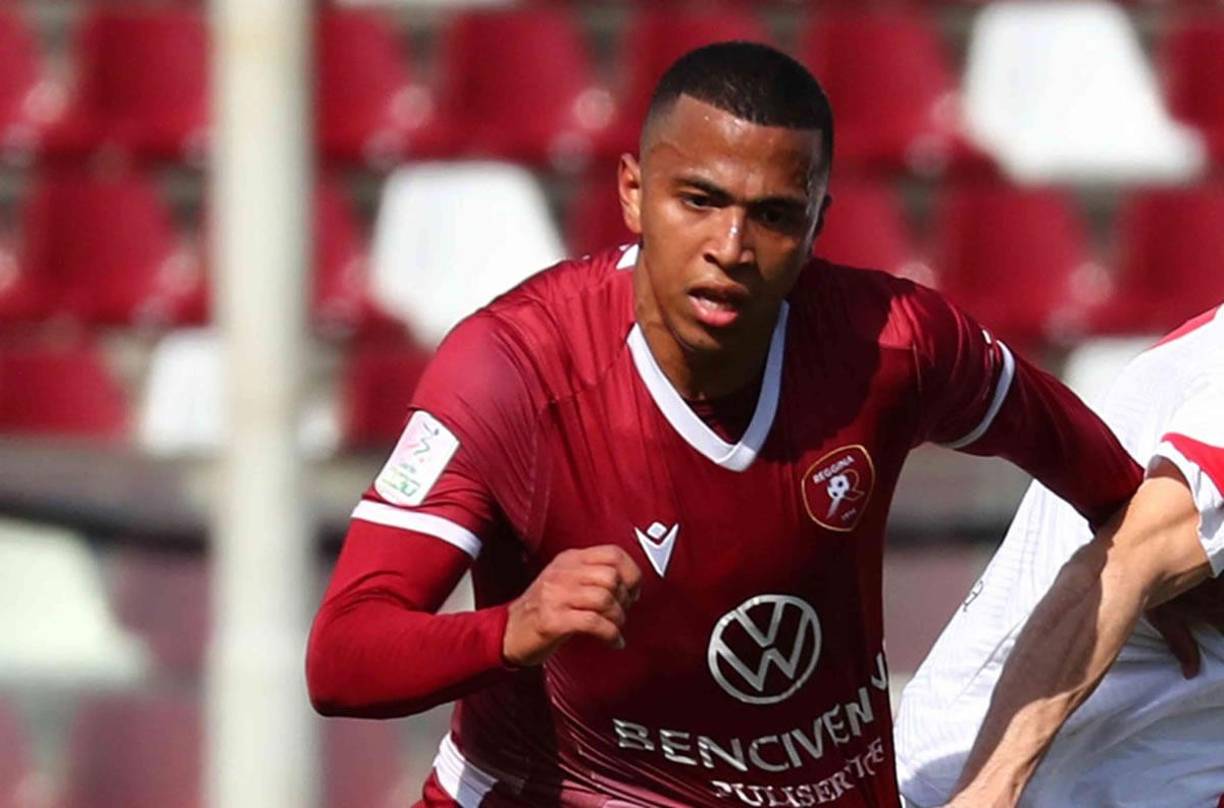 Rigoberto Rivas podría dejar la Reggina para jugar en la Serie A de Italia. El Udinese está interesado en sus servicios. El portal citynow.it asegura que Udinese va en serio por el hondureño. La idea del Reggina es vender al catracho en este mercado de invierno, pero que se mantenga cedido por lo que resta de la temporada. La Sampdoria también ha estado interesada en Rivas.