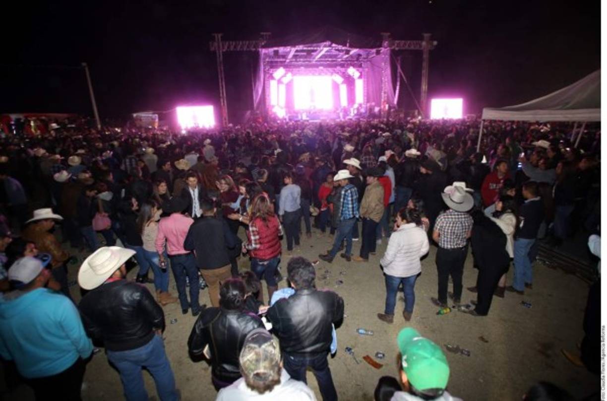 De diferentes ciudades de México y de Estados Unidos llegaron invitados a la fiesta de Rubí. 'Es un honor que me estén acompañando, muchas gracias. Y si toman, no manejen', dijo provocando la risa de la gente.