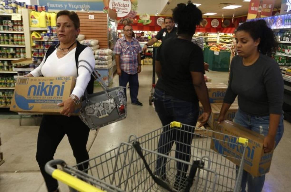 Un grupo de personas se aprovisiona de víveres en San Juan, Puerto Rico, como preparativos ante la llegada del huracán María.