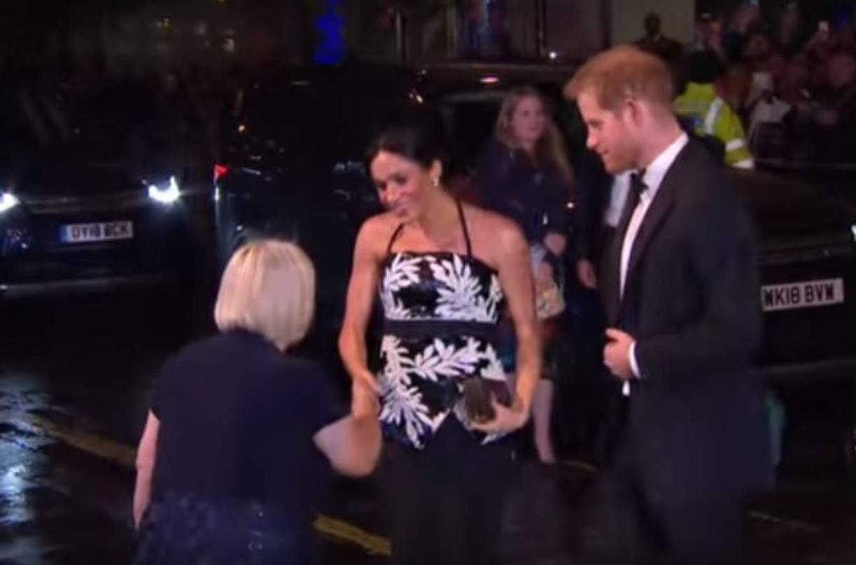 Desde que salió del vehículo, Meghan fue aclamada por el público en las afueras del teatro.