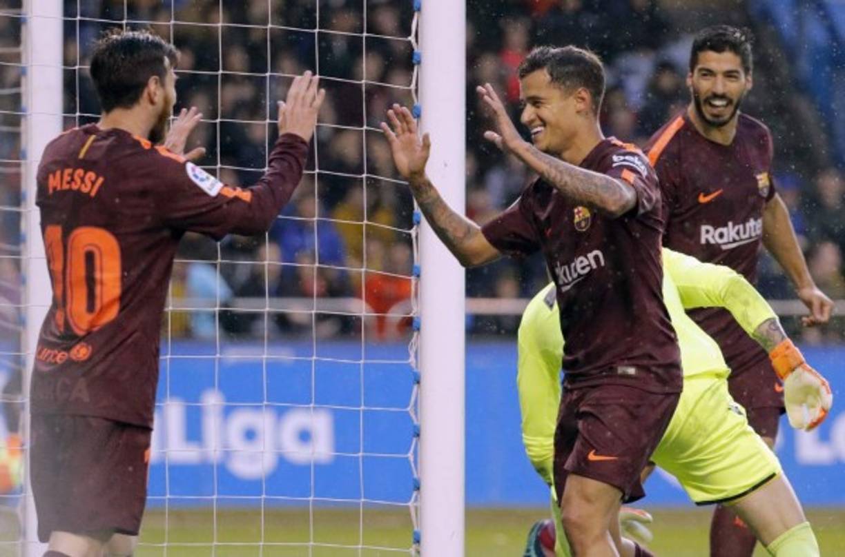 GRAF5691. LA CORUÑA, 29/04/2018.- El delantero del FC Barcelona Leo Messi (i) es felicitado por Coutinho (2-i) tras marcar el segundo gol ante el Deportivo de La Coruña, durante el partido de Liga en Primera División que disputan esta noche en el estadio de Riazor. EFE/Lavandeira jr