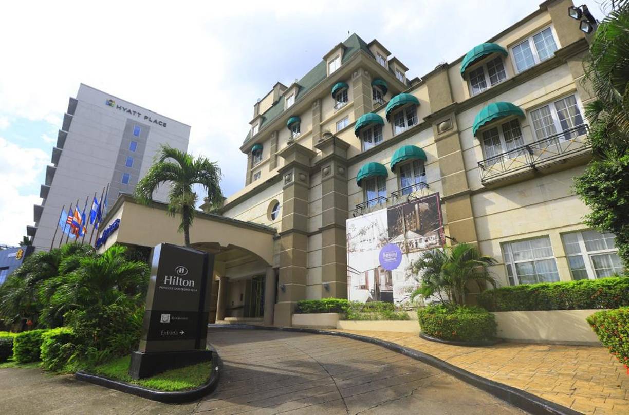 Hotel Hilton Princess celebró en 2019 los 100 años de la firma Hilton a nivel internacional, el hotel cuenta con piscina, habitaciones sencillas, dobles, suites, gimnasio, salones para eventos, restaurante, bar, entre otros.