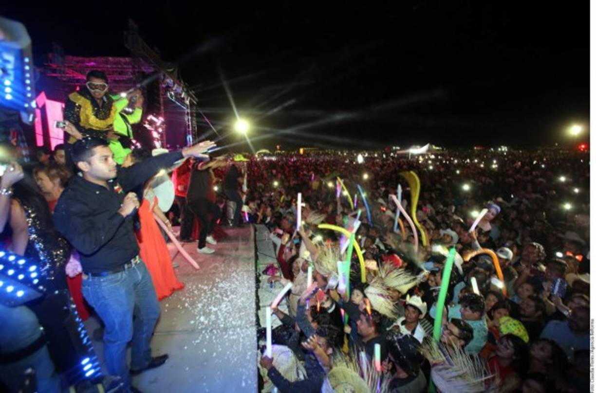 La noche era joven y la multitud estaba hambrienta de relajo, se estima que la fiesta terminó a eso de las 4:00 am.