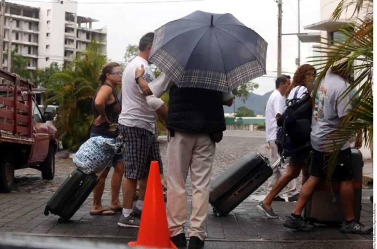 Los turistas abandonan Puerto Vallarta por la presencia del huracán.