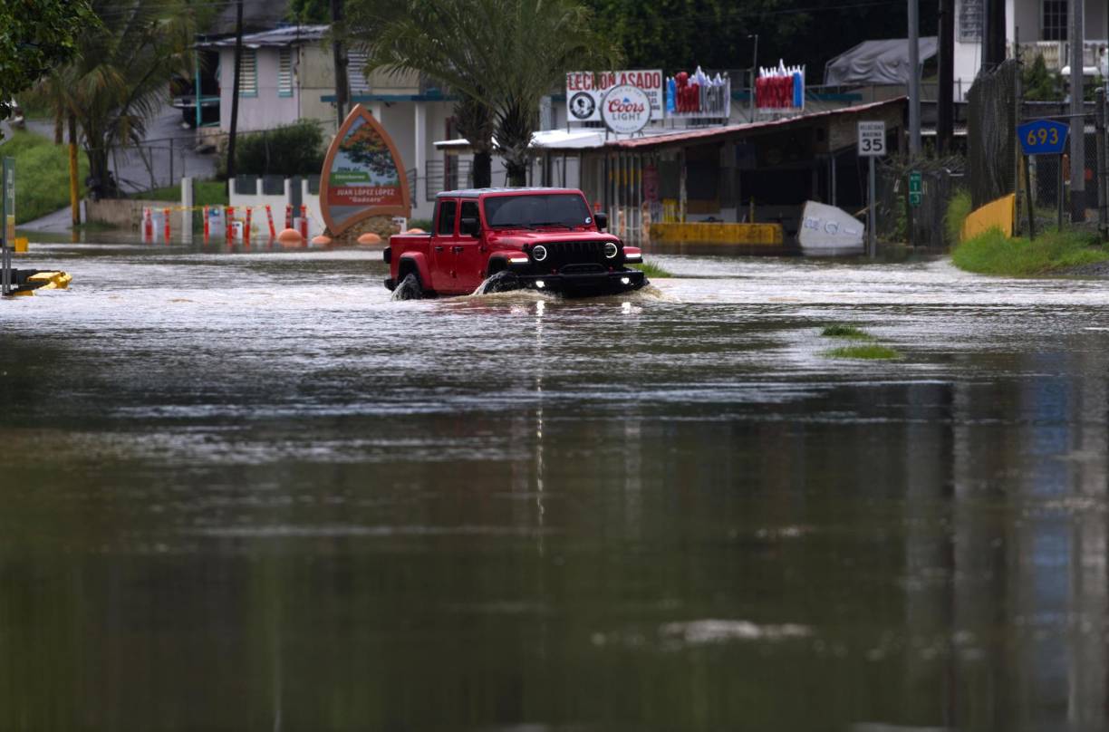  Puerto Rico sufrió este miércoles graves inundaciones y cortes generalizados de luz debido a las copiosas lluvias que trajo la tormenta tropical Ernesto, que se convirtió en huracán categoría 1 al pasar al norte de la isla. 