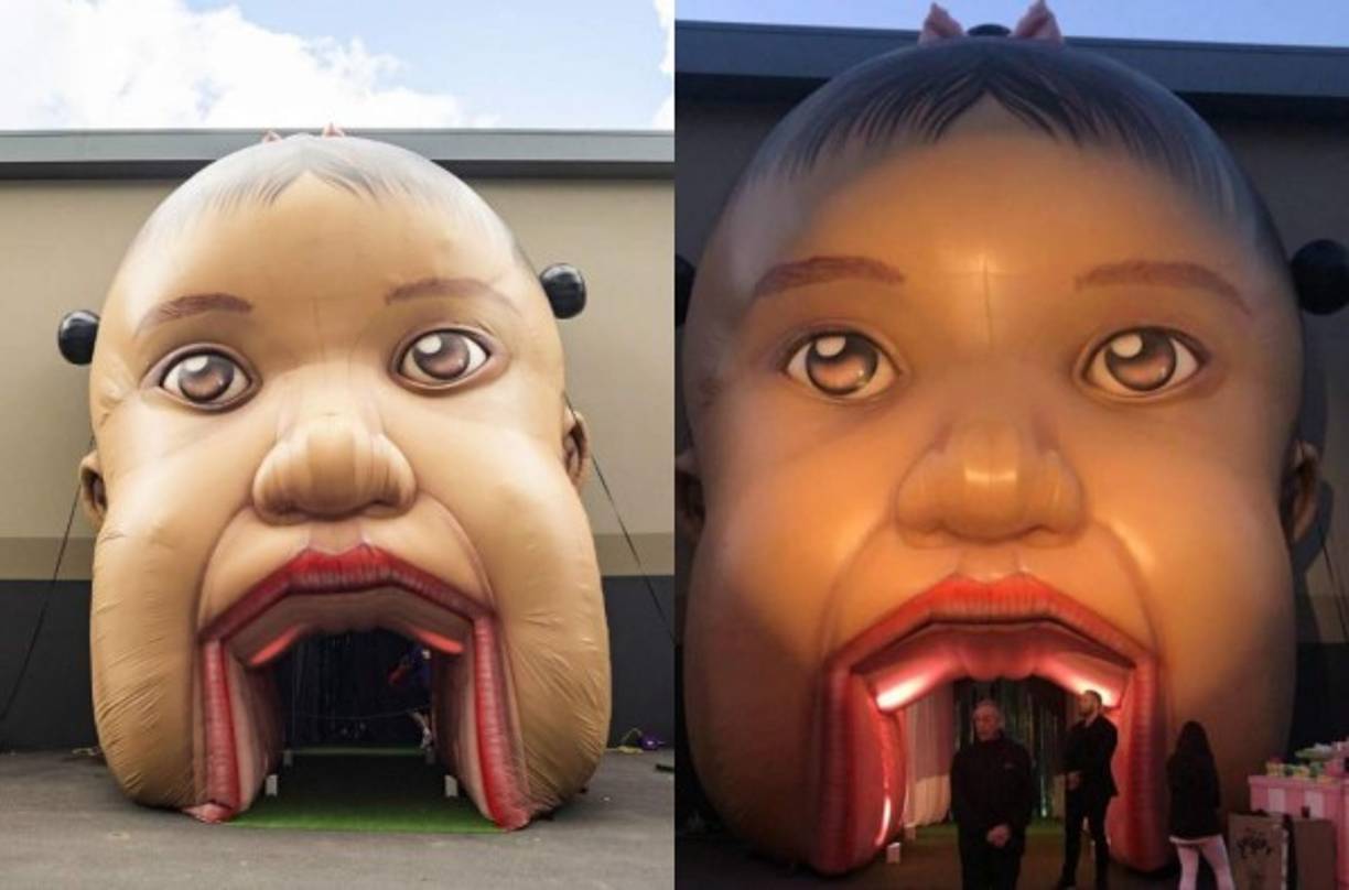 La entrada a la fiesta se parecía a la carátula del álbum Astroworld de Travis Scott, con una réplica gigante de la cara de Stormi que dio la bienvenida a los invitados.