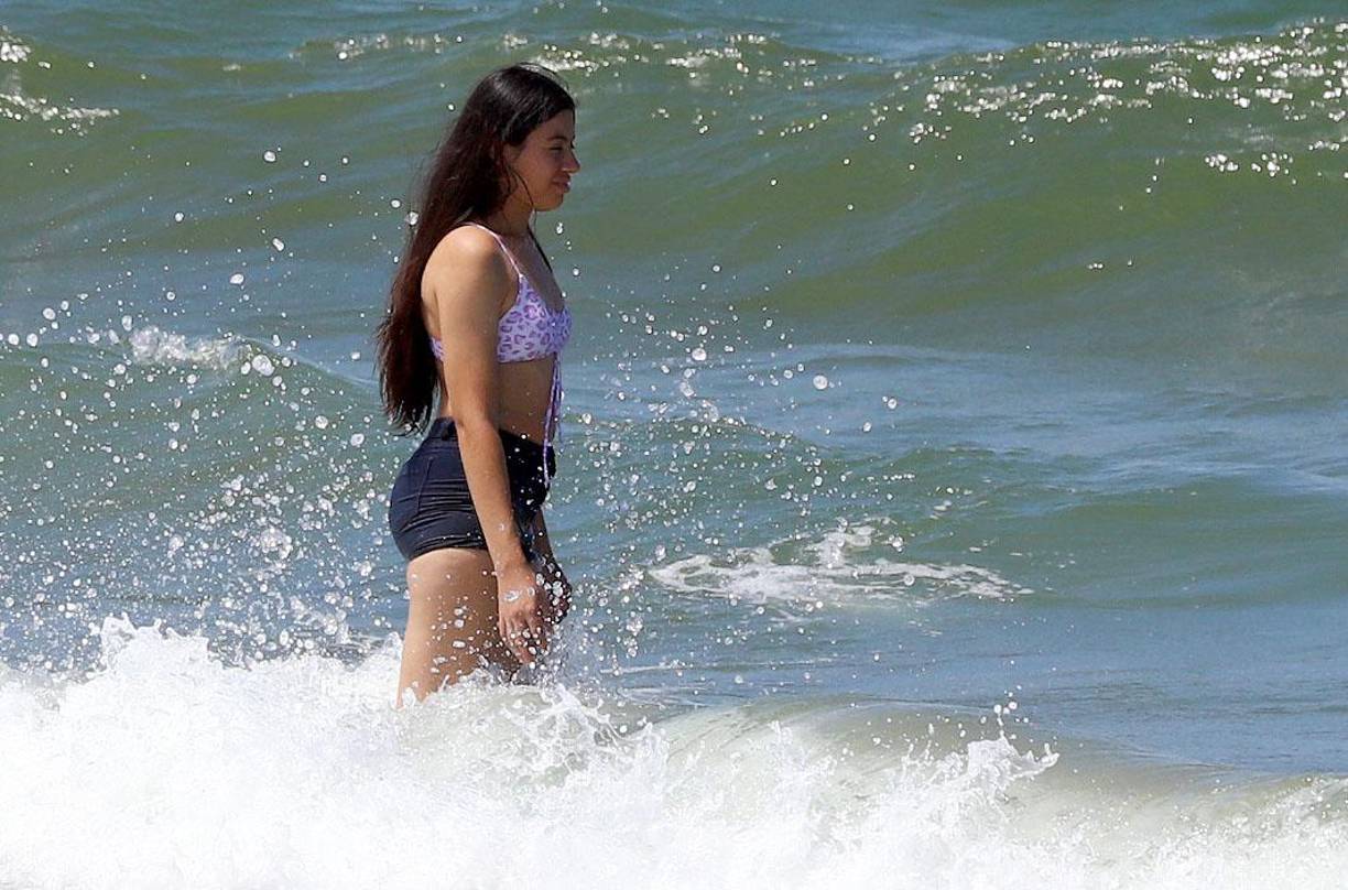 Las jovencitas decidieron salir y darse un chapuzón en las aguas del mar. 