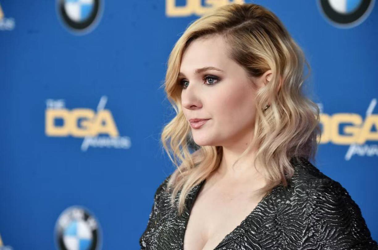 La actriz de 26 años compartió su historia en Instagram para el Mes de Concientización sobre la Violencia Doméstica.