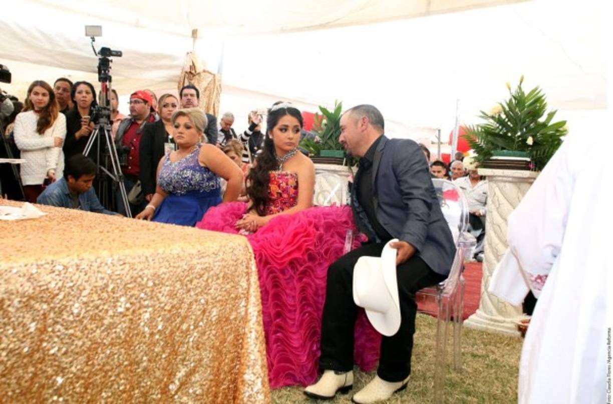La madre de Rubí no lució relajada durante la misa, en cambio el padre de la quinceañera se le vio sonreir.