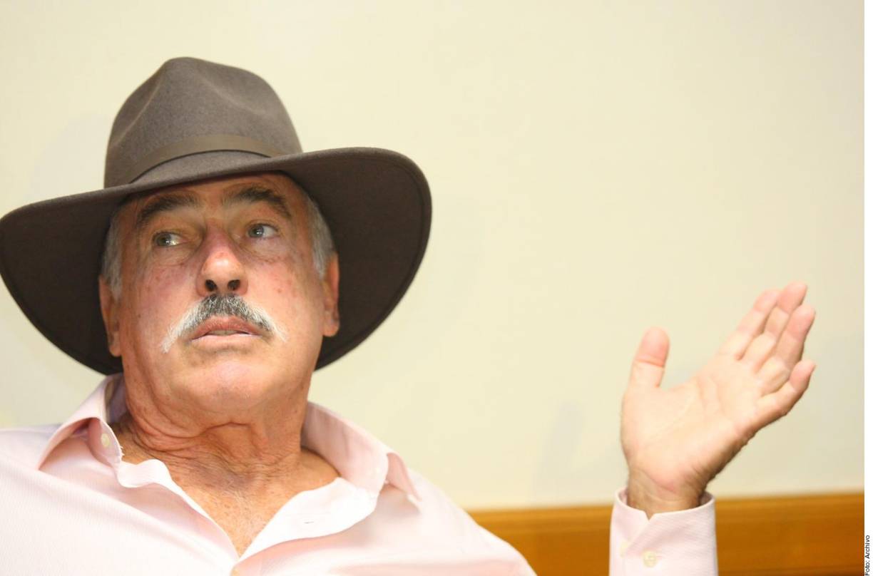 Cuidados en casa y su alimentación, vitales. Margarita Portillo dijo que Andrés García vive en casa de ella desde hace tiempo por el deterioro de su salud y aunque está débil, trata de sacarlo en su silla de ruedas al patio y ocasionalmente a dar la vuelta.