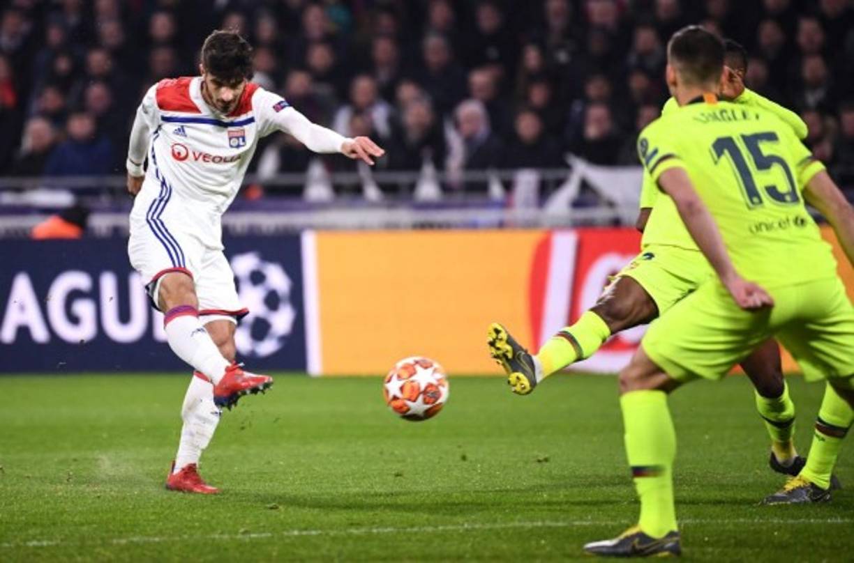 Martin Terrier, del Lyon, realiza un disparo de derecha con dirección a la portería del Barcelona.