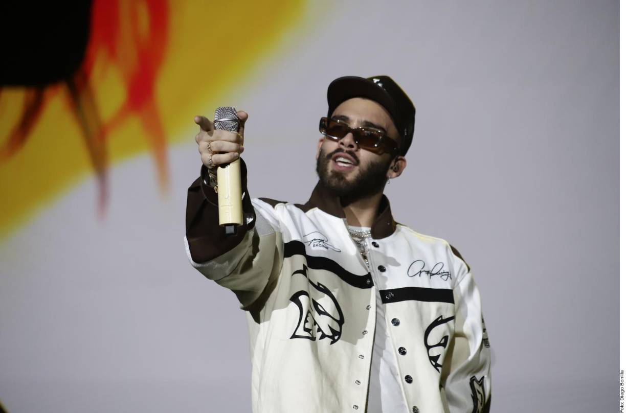 JULIO <br />“Me gusta este mes porque en Colombia hay muchos festivales musicales, de gastronomía, culturales, de turismo. Casi siempre estoy trabajando, pero si puedo estar por allá, me escapo con los amigos y vamos con la familia a caminar y conocer mucho más de lo que hay. Me gusta probar nuevos platillos, comprar nuevos juegos, visitar a gente conocida y conocer cosas nuevas”. Manuel Turizo, cantautor