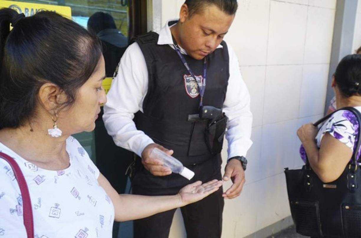 Los guardias y personal de atención en varias agencias bancarias contaban con gel antibacterial.