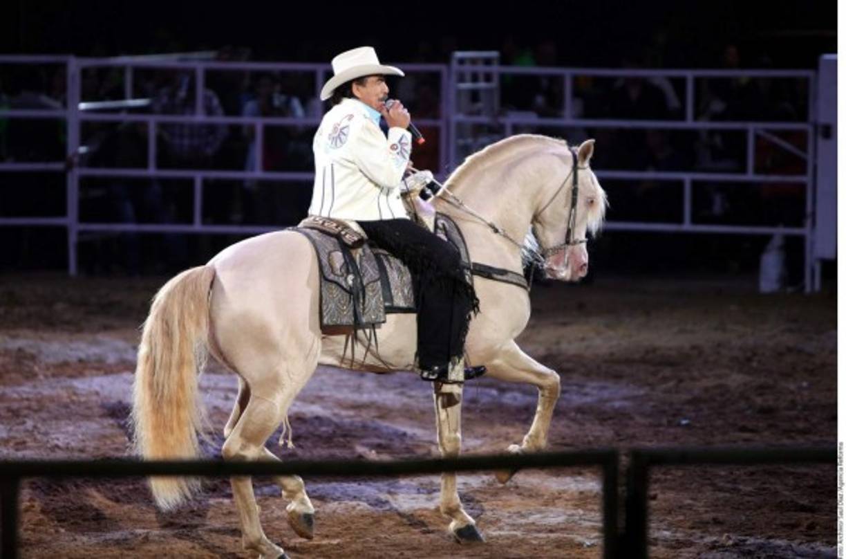 Apoyado por su abuela, ingresó a los catorce al Seminario Conciliar de San José, ubicado en la ciudad de Cuernavaca, que abandonó a los 17 años decidido a su pasión musical.