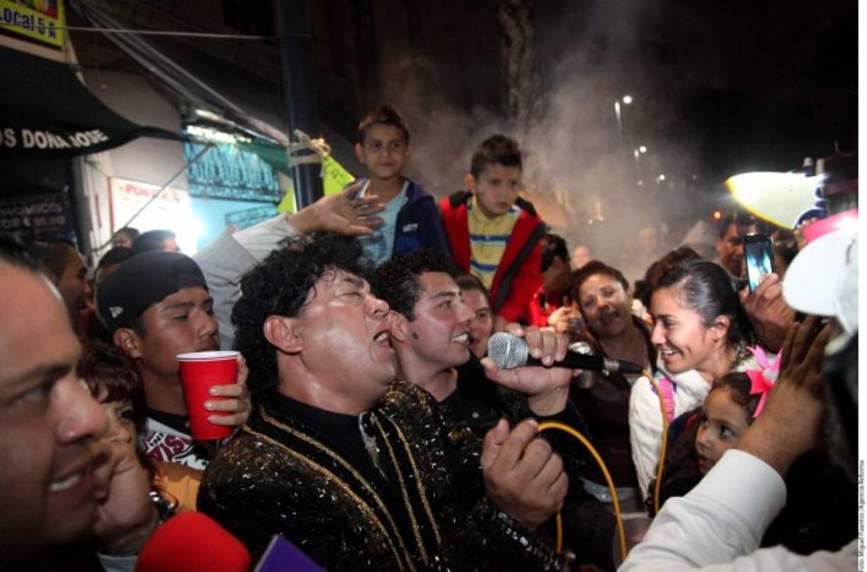 La fiesta en honor a Juan Gabriel, que duraría horas, contó con mariachis y buen ánimo de la multitud.