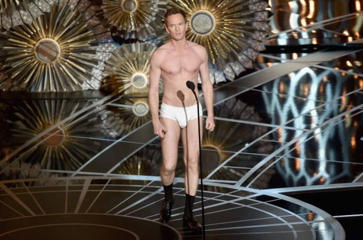 Al estilo 'Birdman', Neil Patrick Harris aparece solo con zapatos y calcetines en el escenario.