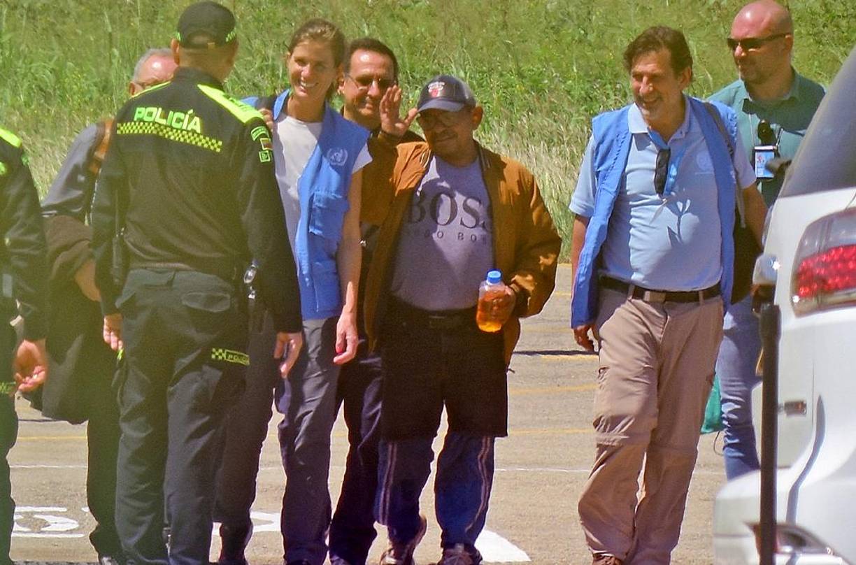 El papá del futbolista colombiano le expresó al presidente Gustavo Preto que se encuentra bien de salud y que su mayor deseo es viajar a Inglaterra a encontrarse con su hijo.