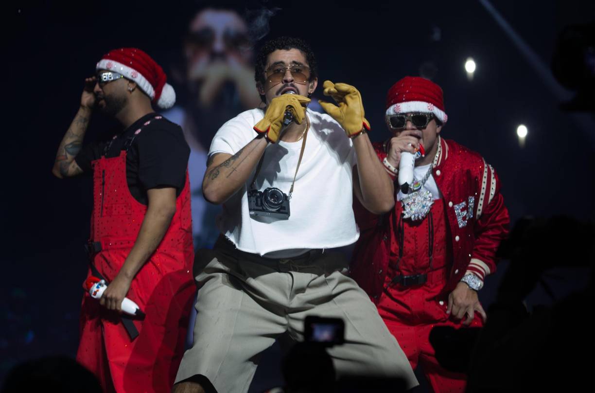 San Juan, 22 dic (EFE).- El dúo urbano puertorriqueño de Jowell y Randy, considerados ‘Los más sueltos del reguetón’, abrieron en la madrugada de este domingo en Puerto Rico sus conciertos de su nueva gira de 2024, ‘3D’, con la participación de varios artistas invitados, incluyendo a Bad Bunny.