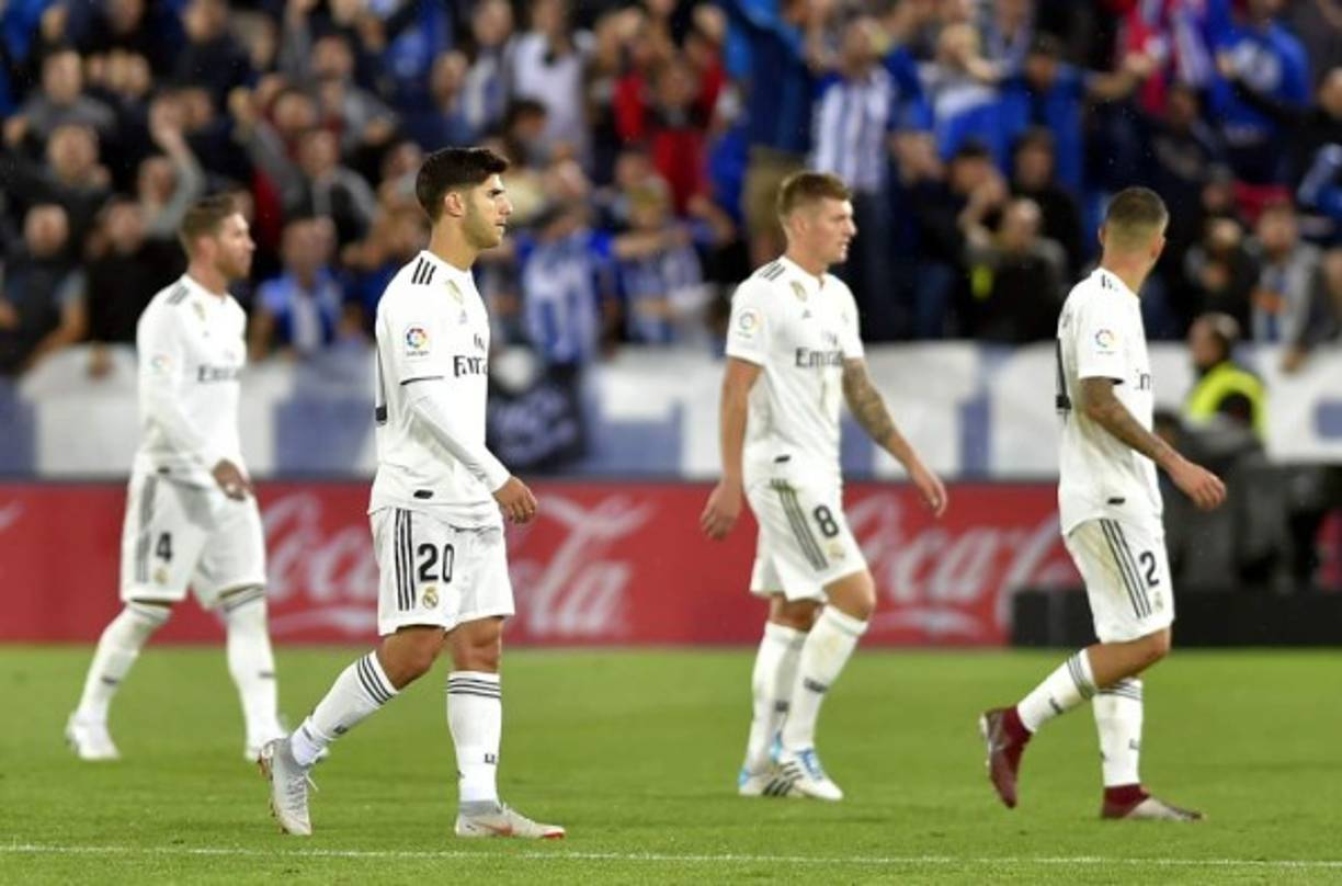 Cabizbajos abandonaron el campo los jugadores del Real Madrid al final del partido ante Alavés.